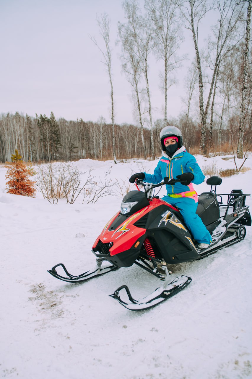 Катание на снегоходах для девушек