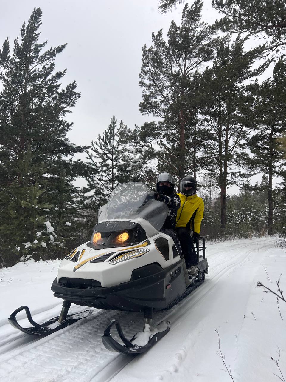 Драйвовое катание на снегоходах