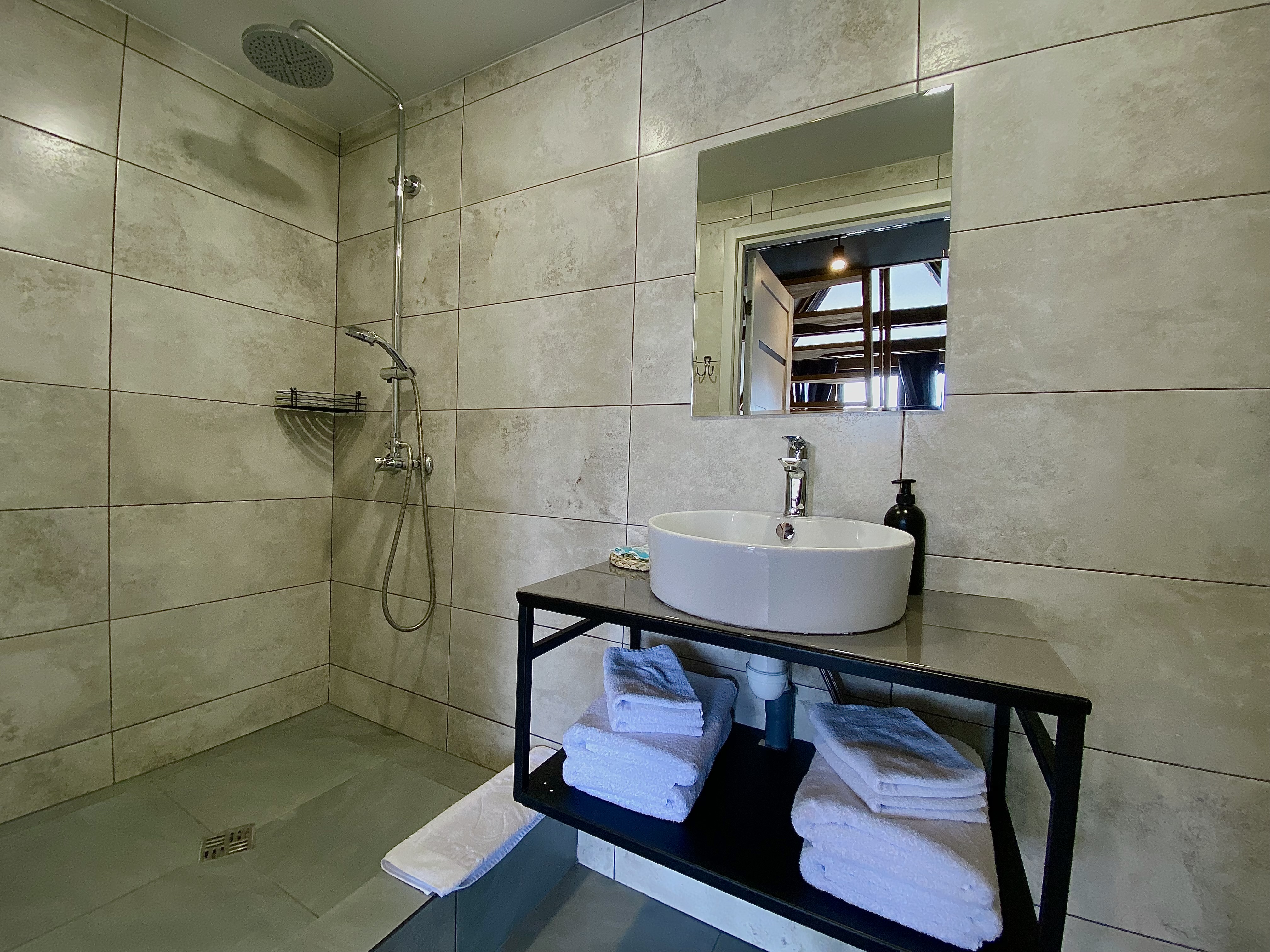 Отдых для семьи в А-фрейм домике на берегу озера