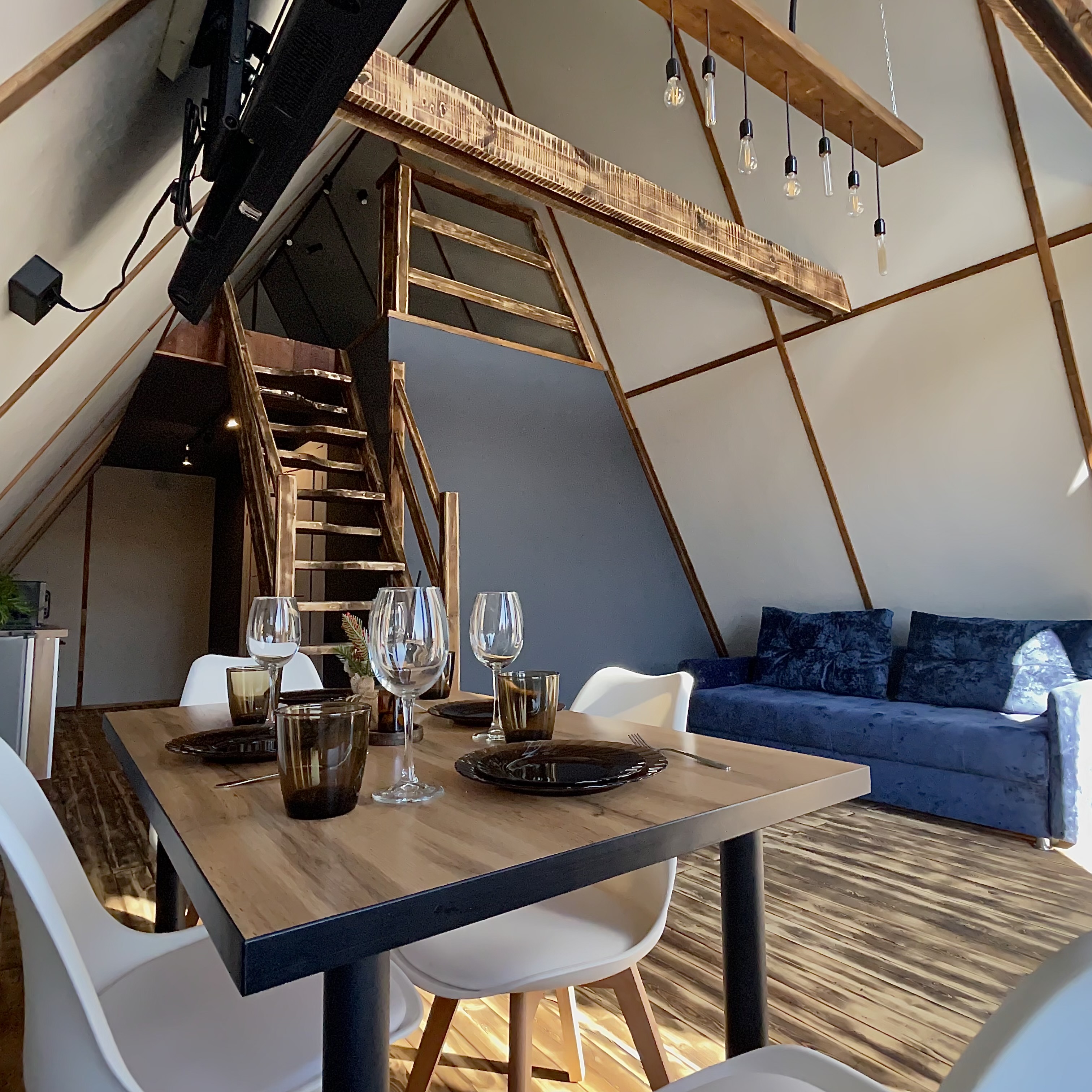 Отдых для компании в А-фрейм домике на берегу озера