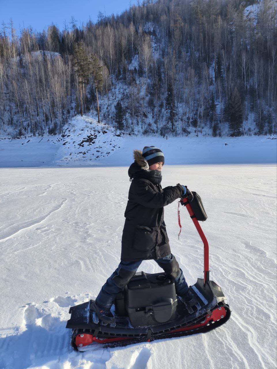 Катание на мотосноуборде по Красноярскому морю