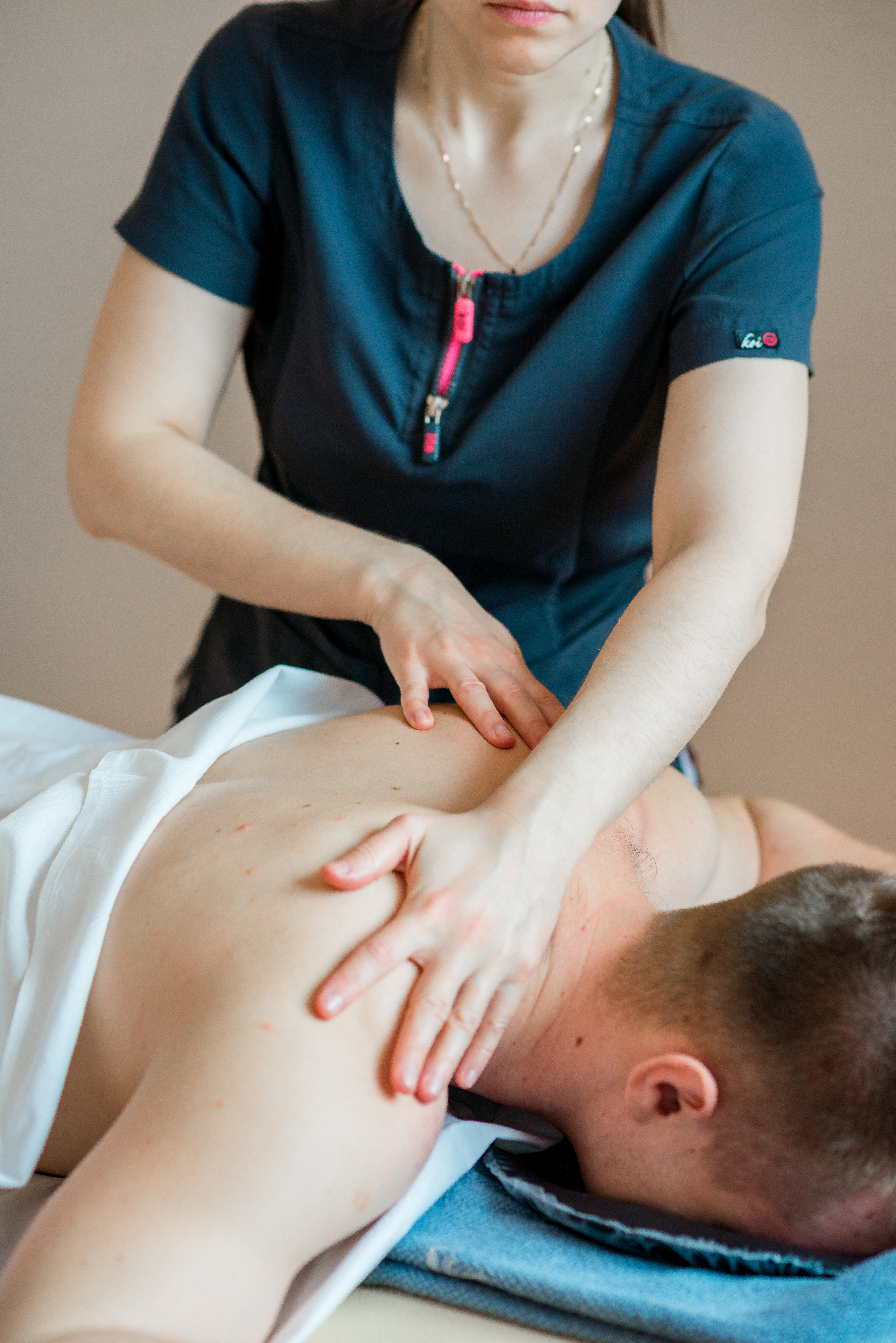 Расслабляющий массаж шейно-воротниковой зоны