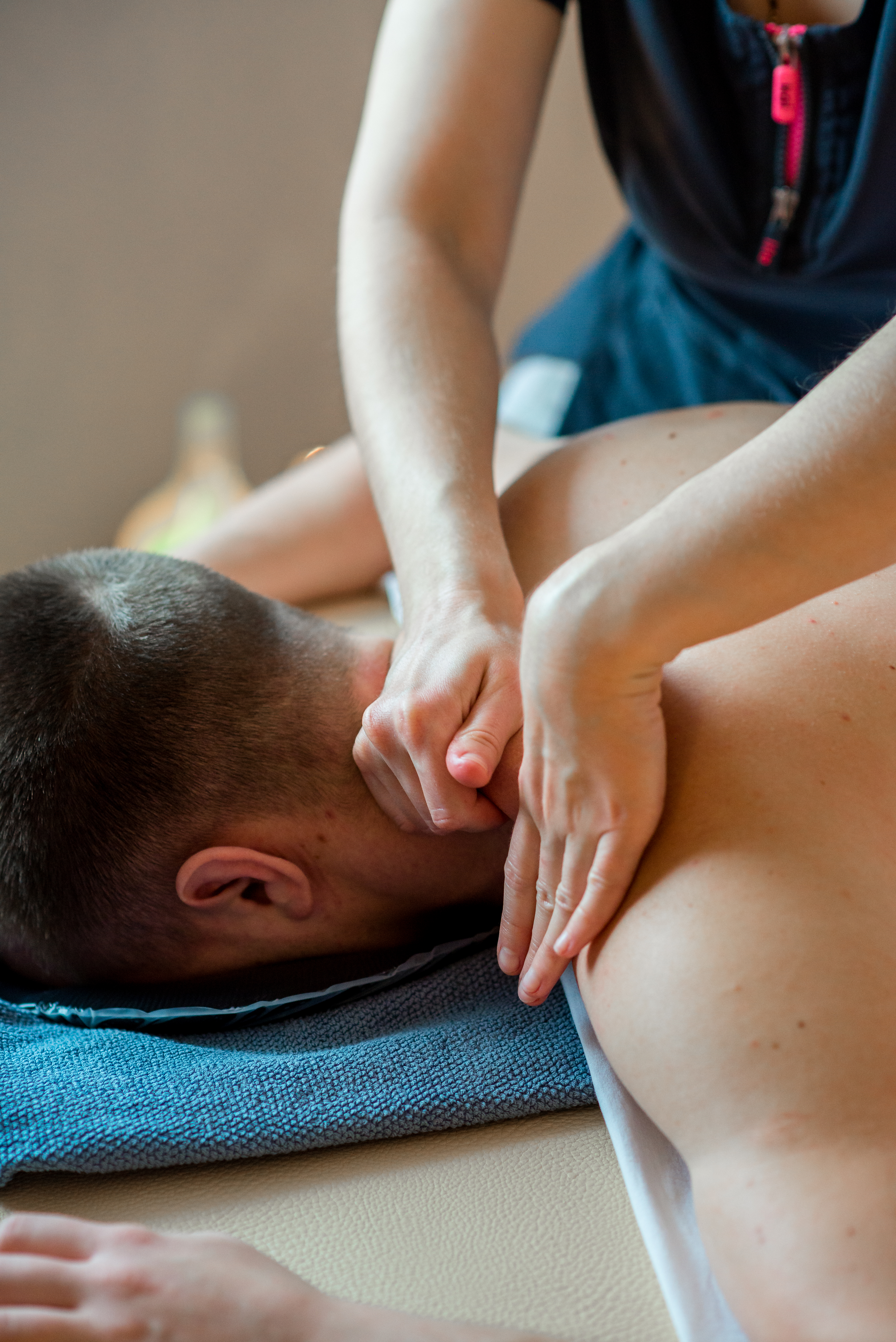 Расслабляющий массаж шейно-воротниковой зоны