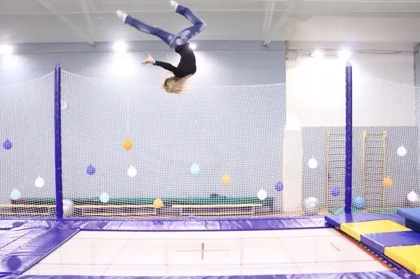 Прыжки на спортивном батуте
