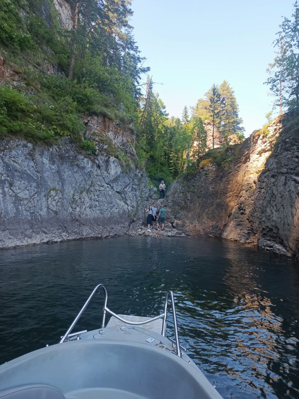 Прогулка по Красноярскому морю на катере "Бродяга"