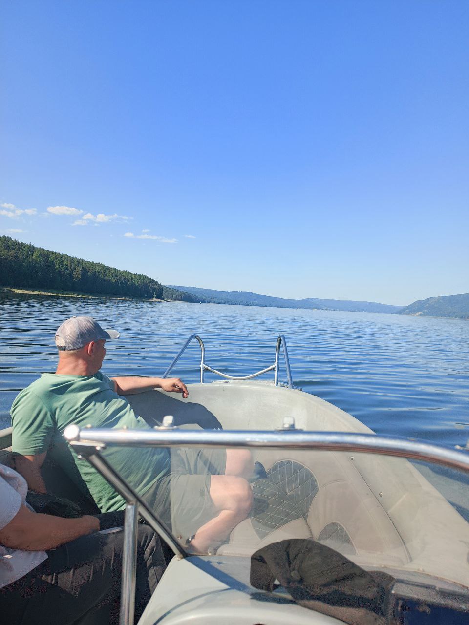 Прогулка по Красноярскому морю на катере "Бродяга"