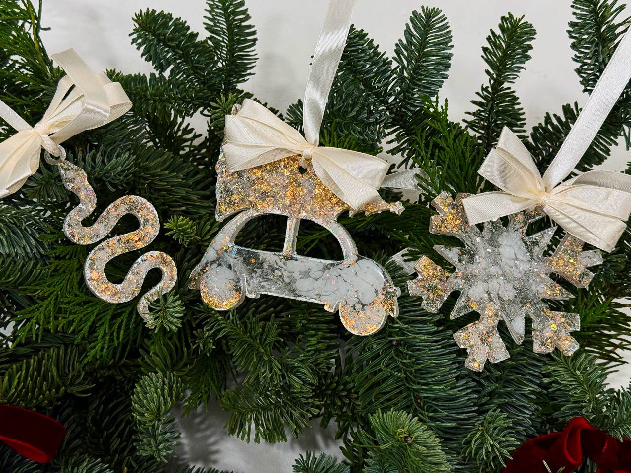 Мастер-класс по эпоксидной смоле: ёлочные игрушки