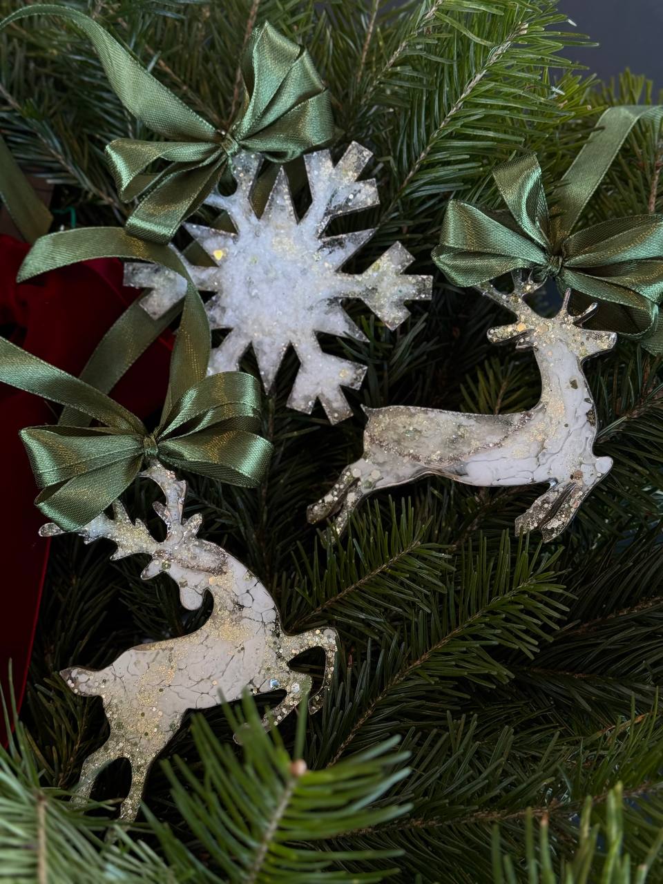 Мастер-класс по эпоксидной смоле: ёлочные игрушки