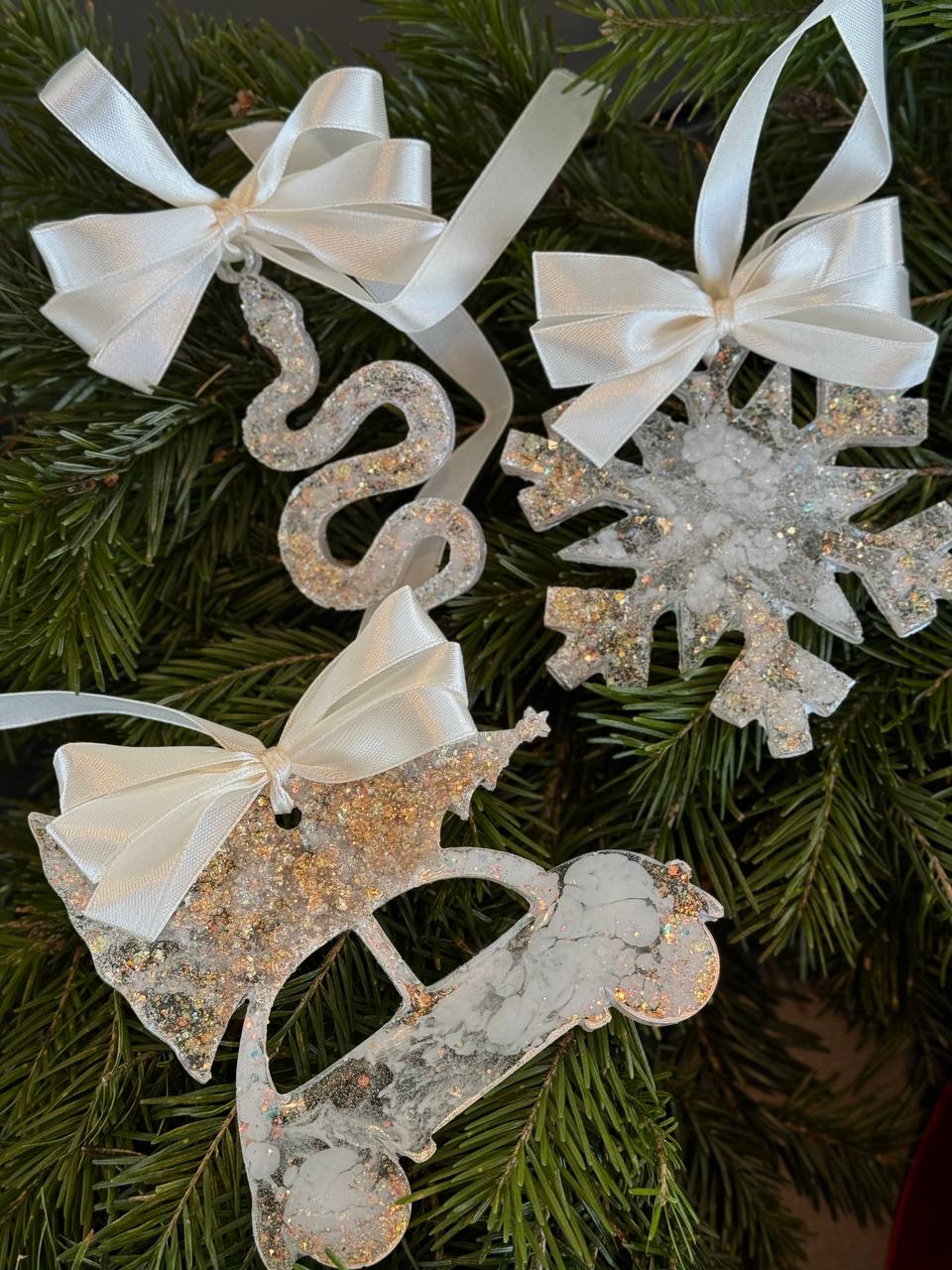 Мастер-класс по эпоксидной смоле: ёлочные игрушки