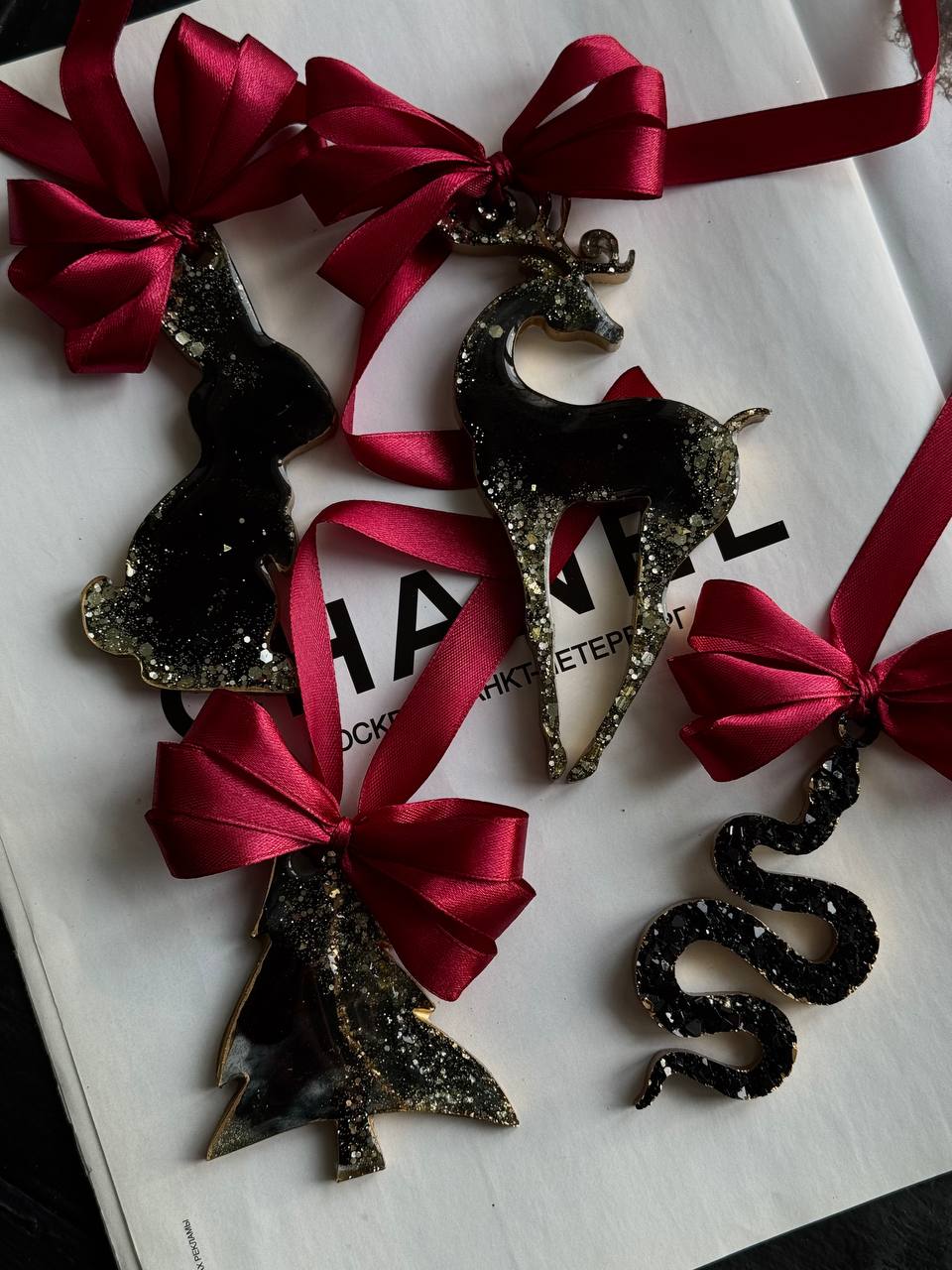 Мастер-класс по эпоксидной смоле: ёлочные игрушки