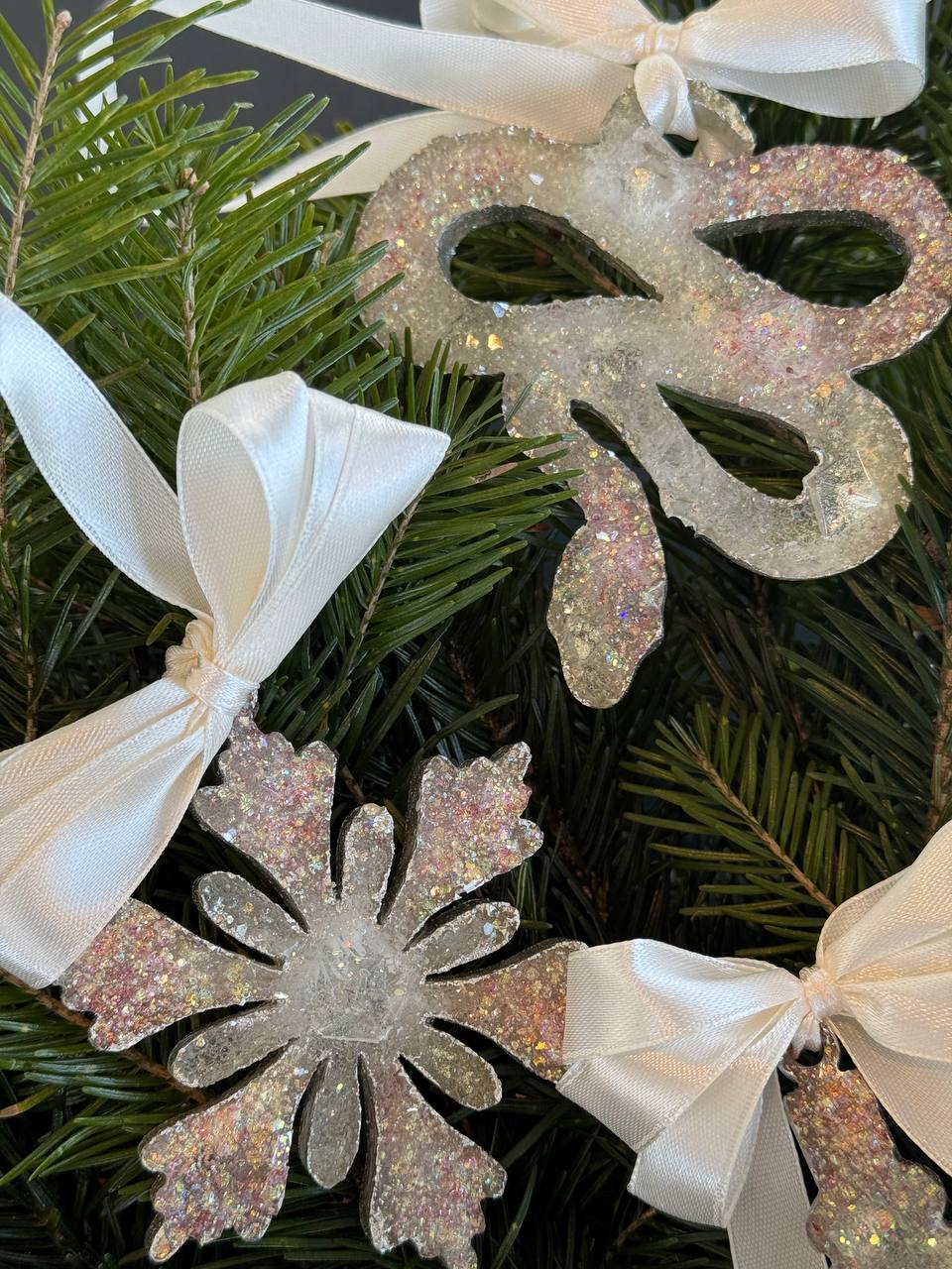 Мастер-класс по эпоксидной смоле: ёлочные игрушки