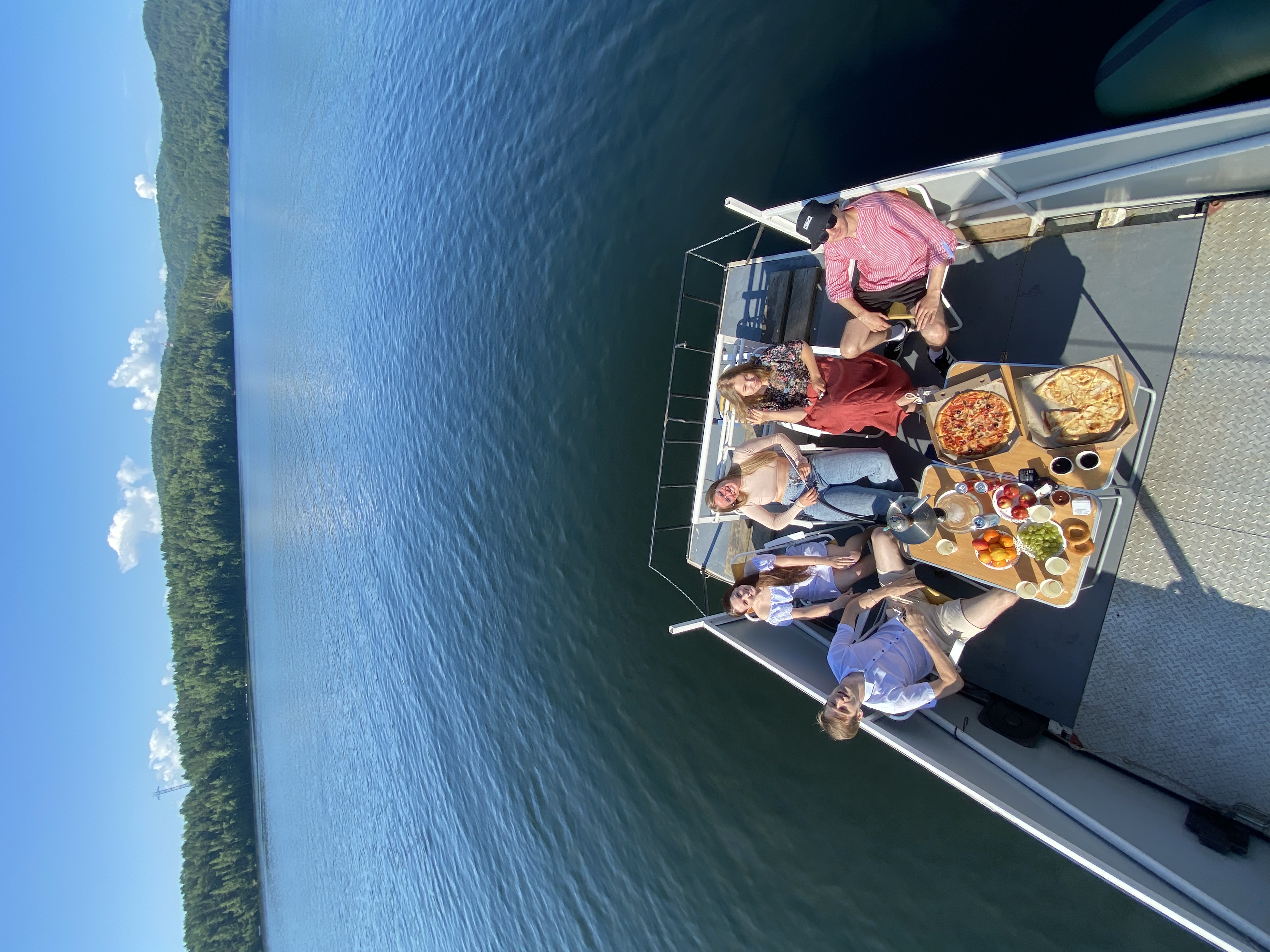 Отдых на двухэтажном судне по Красноярскому морю