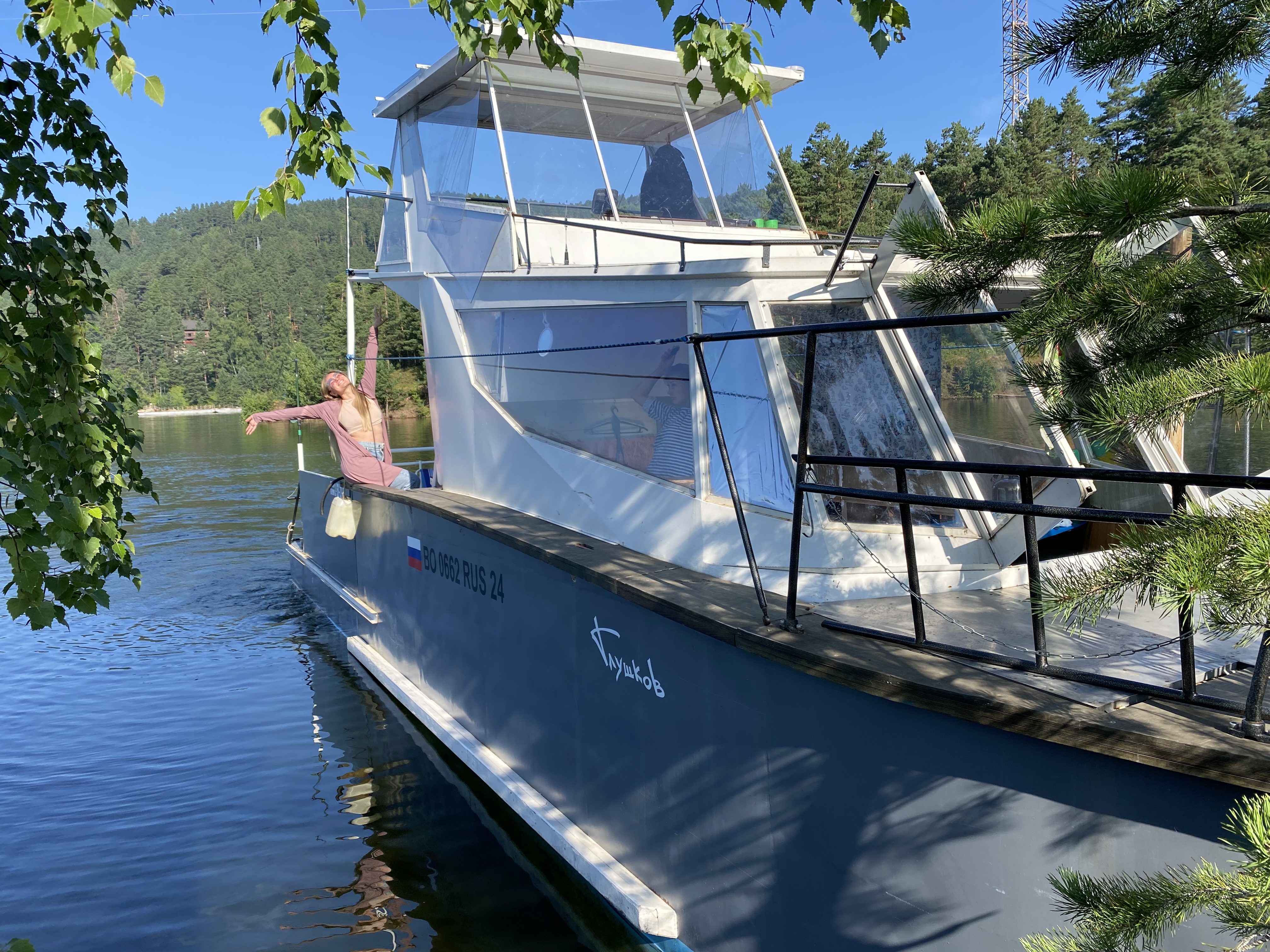 Отдых на двухэтажном судне по Красноярскому морю