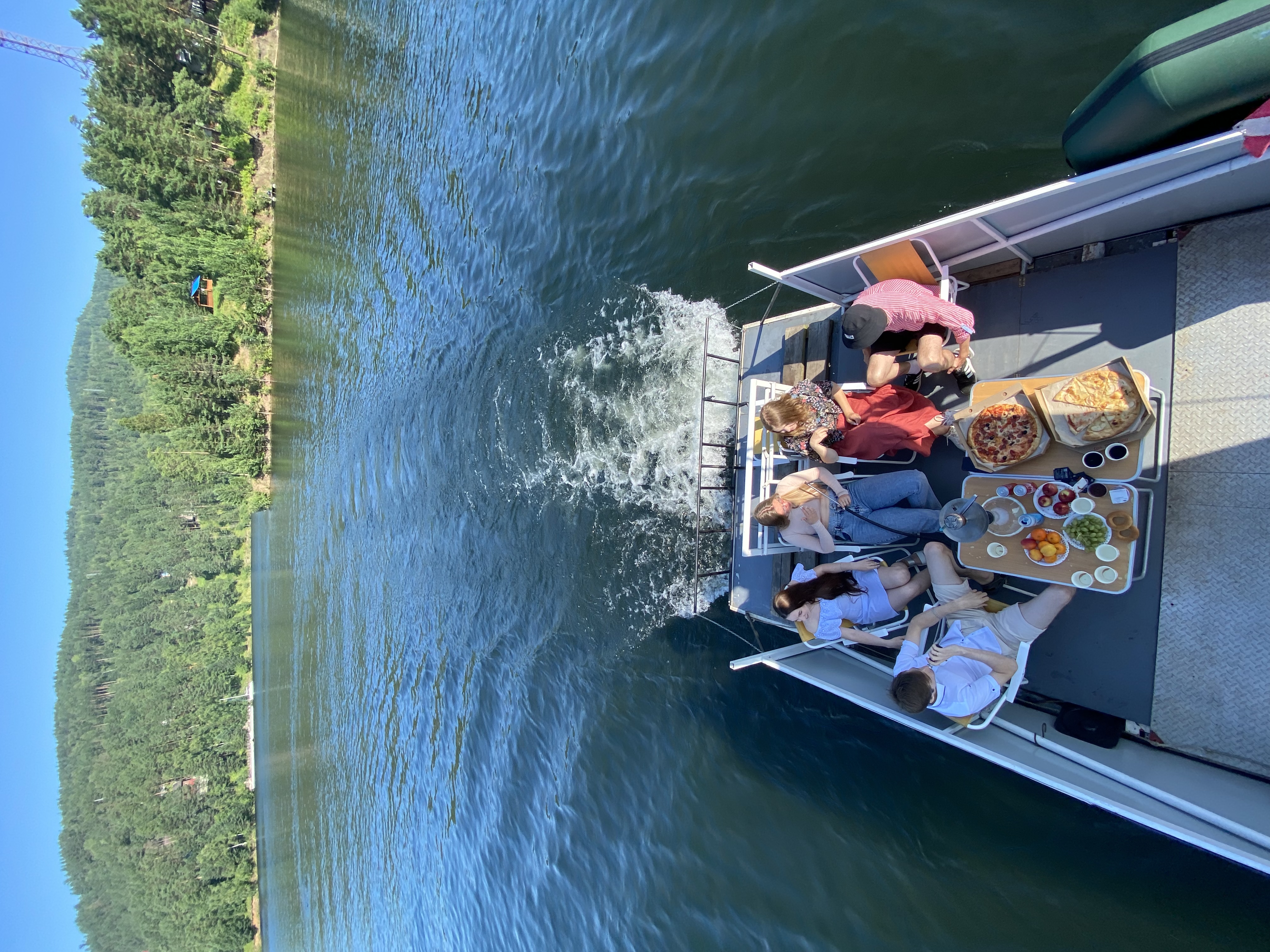 Отдых на двухэтажном судне по Красноярскому морю