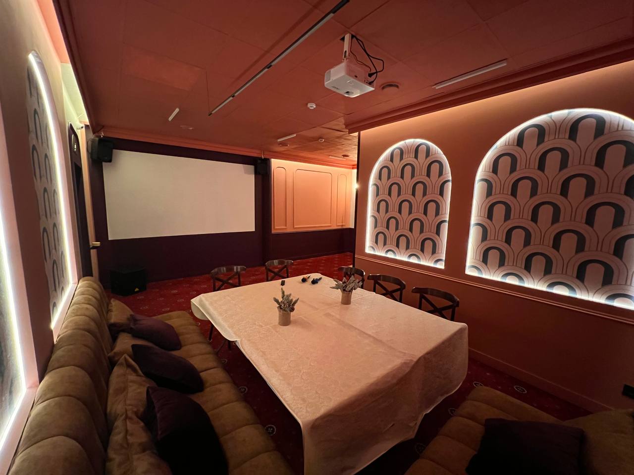 Романтическое свидание в антикинотеатре