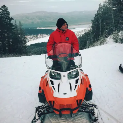 Катание на снегоходах в районе Маны