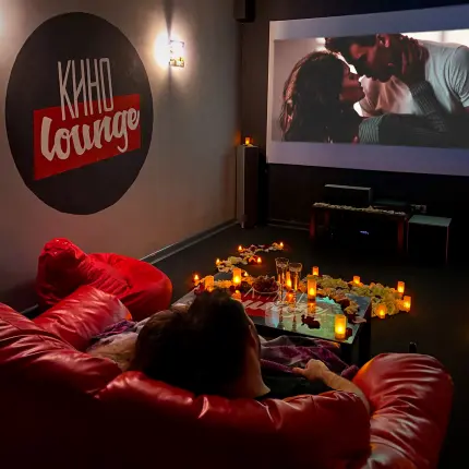 Свидание в закрытом кинотеатре