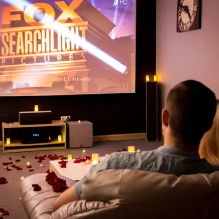 Свидание в закрытом кинотеатре