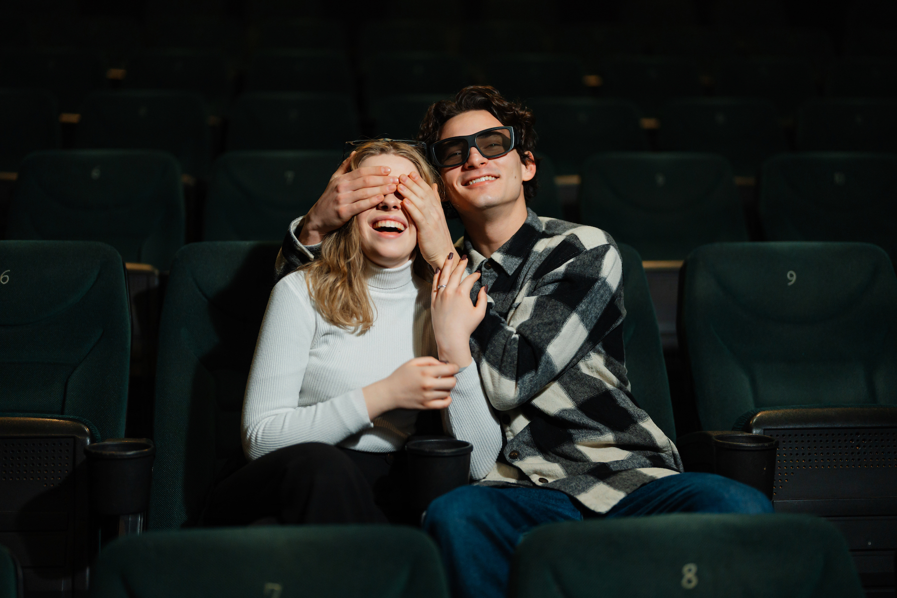 Свидание в закрытом кинотеатре