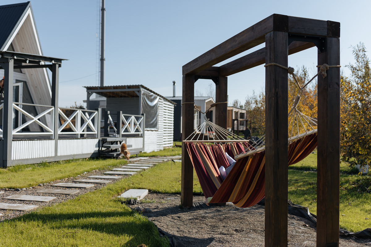 Отдых в А-фрейм домике у пруда