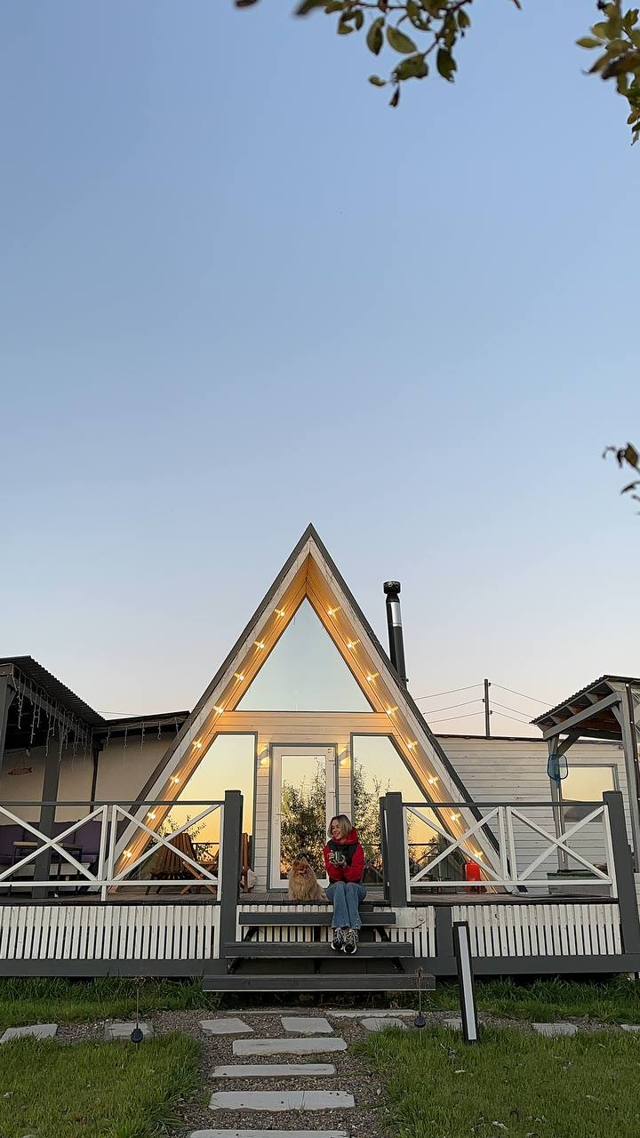 Отдых в А-фрейм домике у пруда