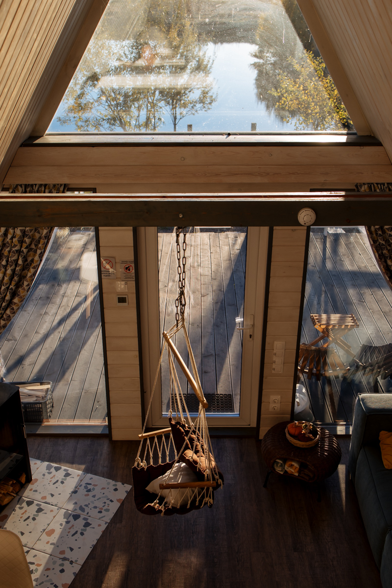 Отдых в А-фрейм домике у пруда