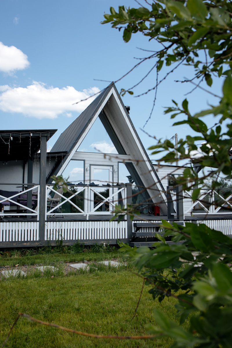 Отдых в А-фрейм домике у пруда