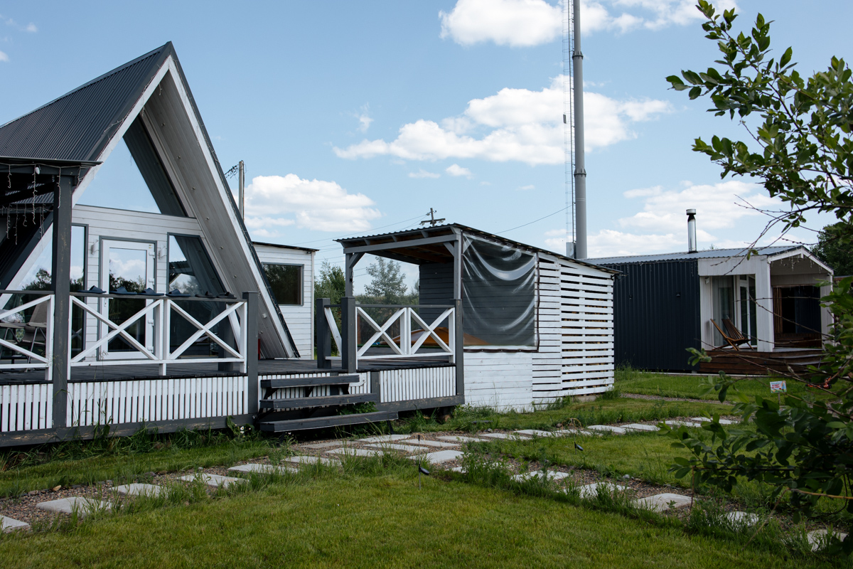 Отдых в А-фрейм домике у пруда