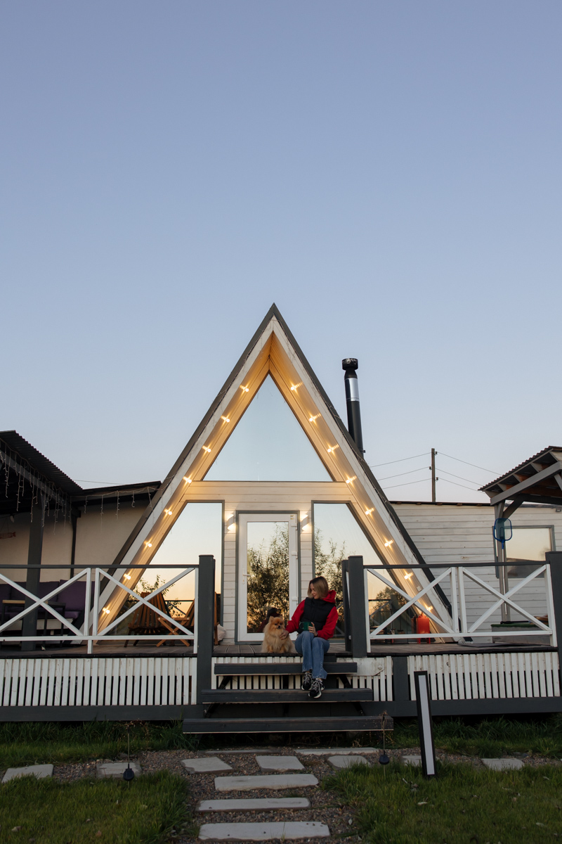 Отдых в А-фрейм домике у пруда