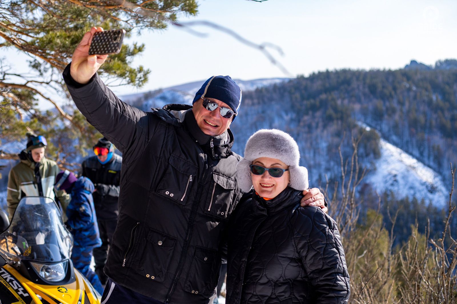 Прогулка на снегоходах для компании