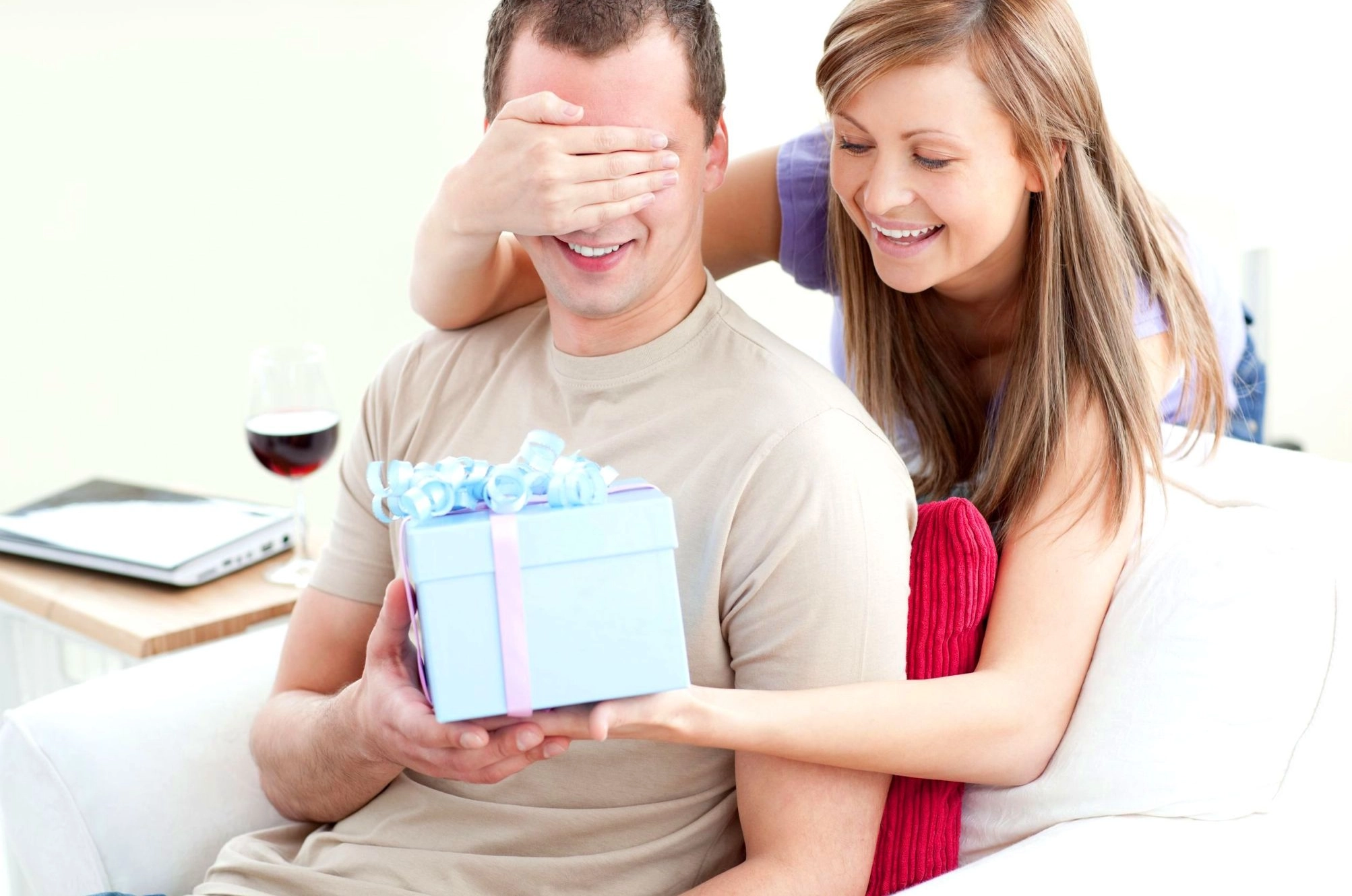 ТОП 5 идей что подарить парню на первую годовщину